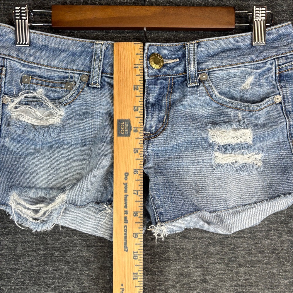 American Eagle Denim Shorts Womens 2 Light Wash Low Rise Distressed Y2K Cut Offs - Picture 6 of 6